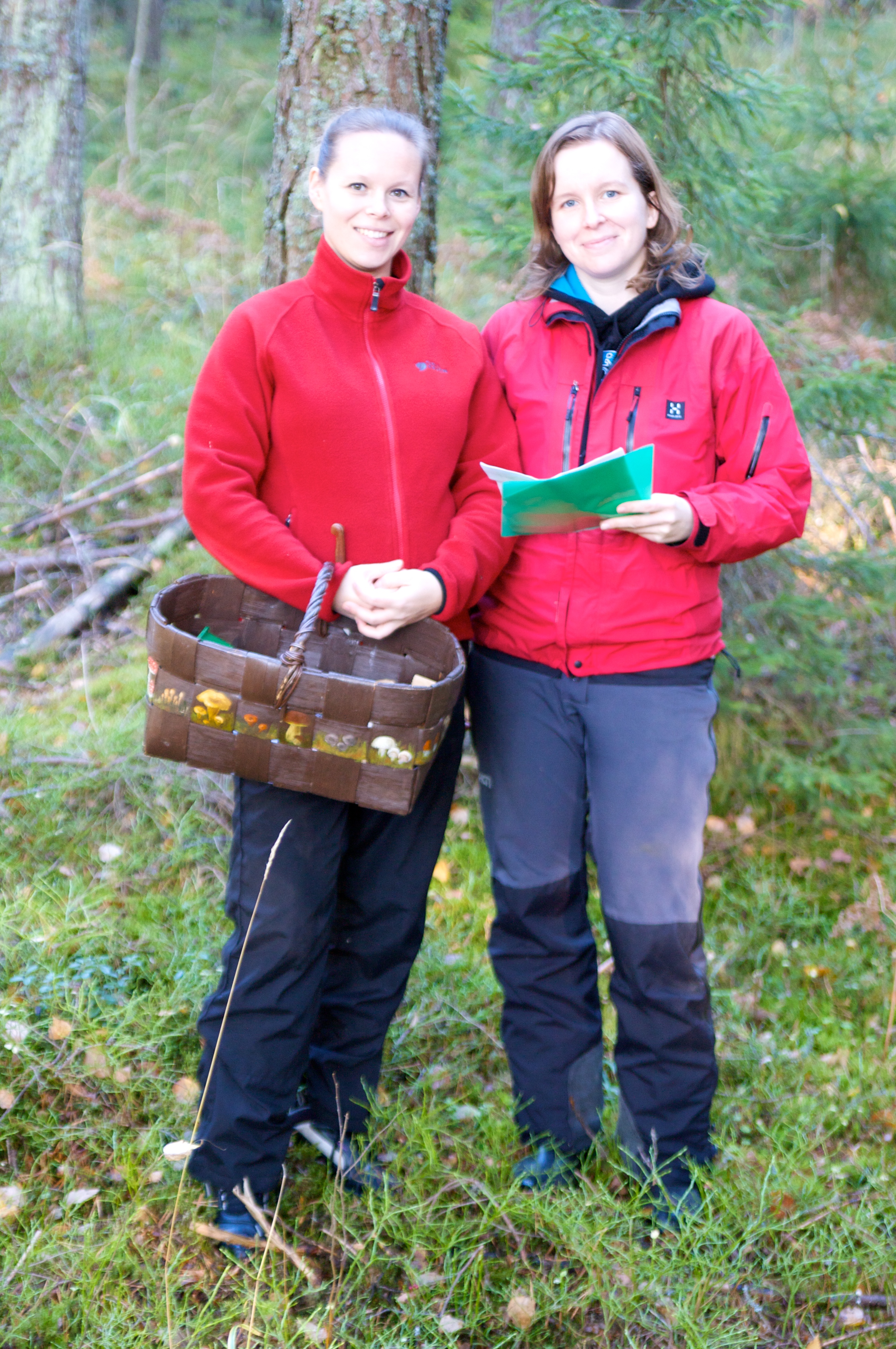 Tuula Niskanen (with basket) and Aino Juslén in Mariefred Forest 