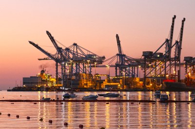 Air quality around ports and airports