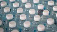 Plastové výrobky predstavujú čoraz väčší environmentálny a klimatický problém: ako môže Európa tento trend zvrátiť?